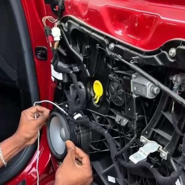 Car speakers in car hub